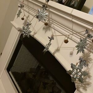 Metal snowflakes garland